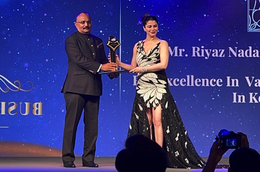 Riyaz Nadaf receiving the Business Titans Award